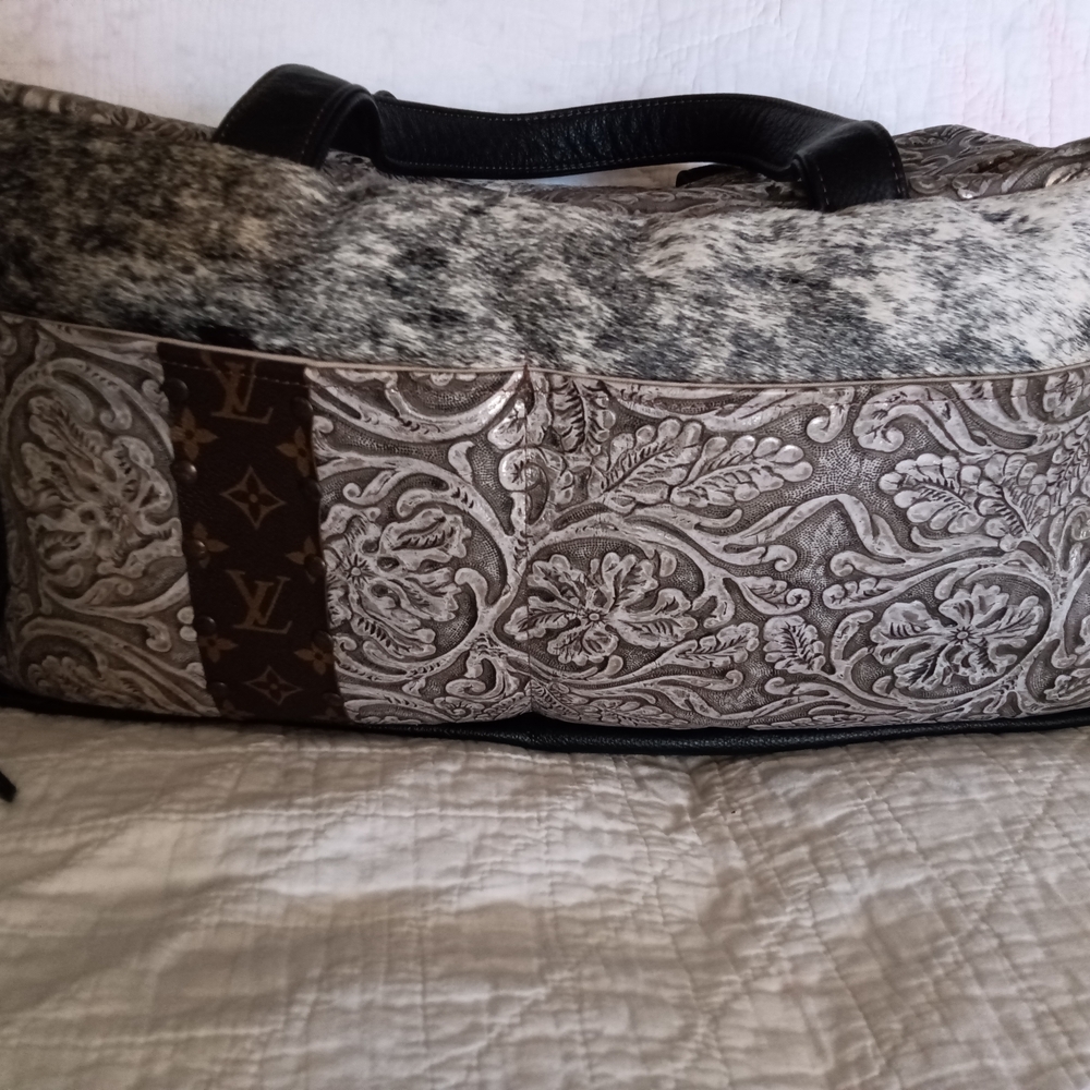 KEEP IT GYPSY "BERTHA" Elegant Silver and Black Patterned Duffle Bag NWOT - Picture 11 of 15